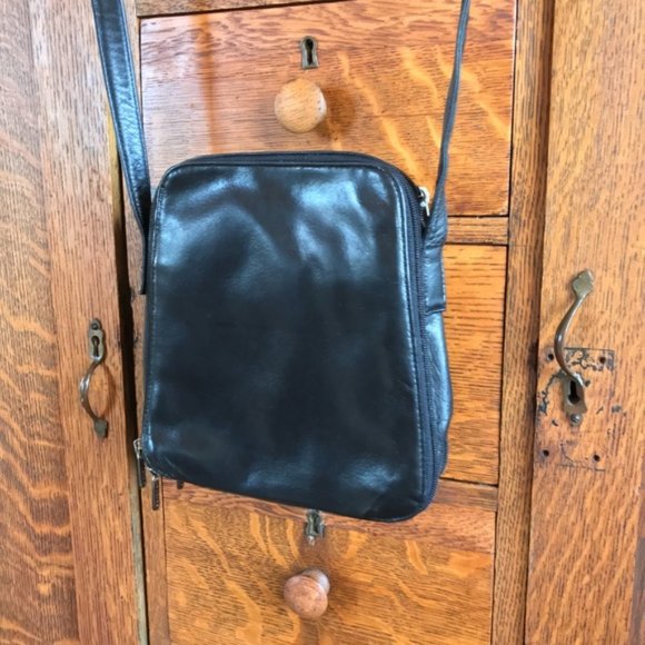 Danier black leather cross-body purse - Picture 2 of 6